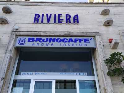 Ripartiamo quindi alla volta del rione Madonnella. Sul lungomare Nazario Sauro, accanto all'inconfondibile Hotel delle Nazioni, c'� il Gran caff� Riviera...